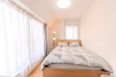 a bedroom with a bed and a large window at a\u5c71\u624b\u7dda\u99d2\u8fbc7\u52064LDK\u30de\u30f3\u30b7\u30e7\u30f391\u5e73\u65b9\u30e1\u30fc\u30c8\u30eb in Tokyo