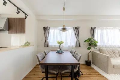 a living room with a table and a couch at a\u5c71\u624b\u7dda\u99d2\u8fbc7\u52064LDK\u30de\u30f3\u30b7\u30e7\u30f391\u5e73\u65b9\u30e1\u30fc\u30c8\u30eb in Tokyo