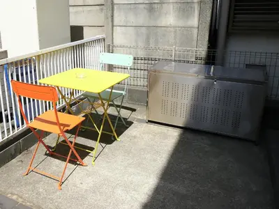a table and chairs sitting on a balcony at Kamata332 \u84b2\u7530\u99c5\u306e2LDK\u30a2\u30d1\u30fc\u30c8\u30e1\u30f3\u30c8 \u7fbd\u75308min \u54c1\u5ddd8min in Tokyo