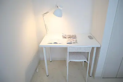 a white desk with a lamp and a chair at Kamata332 \u84b2\u7530\u99c5\u306e2LDK\u30a2\u30d1\u30fc\u30c8\u30e1\u30f3\u30c8 \u7fbd\u75308min \u54c1\u5ddd8min in Tokyo