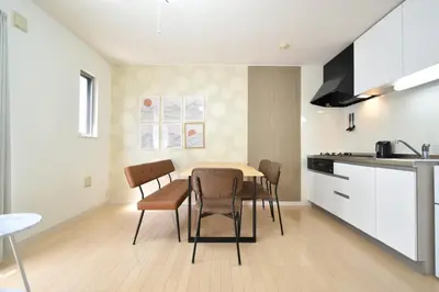 a kitchen and dining room with a table and chairs at Kamata332 \u84b2\u7530\u99c5\u306e2LDK\u30a2\u30d1\u30fc\u30c8\u30e1\u30f3\u30c8 \u7fbd\u75308min \u54c1\u5ddd8min in Tokyo