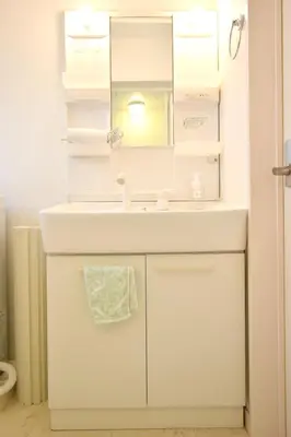 a white bathroom with a sink and a mirror at Kamata332 \u84b2\u7530\u99c5\u306e2LDK\u30a2\u30d1\u30fc\u30c8\u30e1\u30f3\u30c8 \u7fbd\u75308min \u54c1\u5ddd8min in Tokyo