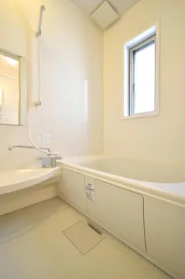 a white bathroom with a tub and a sink at Kamata332 \u84b2\u7530\u99c5\u306e2LDK\u30a2\u30d1\u30fc\u30c8\u30e1\u30f3\u30c8 \u7fbd\u75308min \u54c1\u5ddd8min in Tokyo
