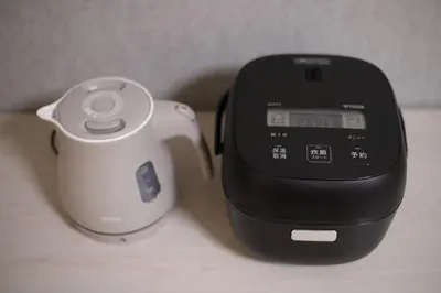 a black and white blender sitting next to a toaster at TD Stay Tokyo in Tokyo