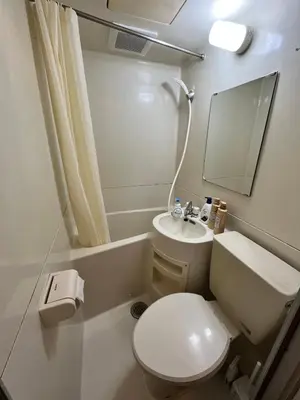 a small bathroom with a toilet and a sink at \u85e4\u548c\u30a8\u30af\u30b7\u30fc\u30eb\u9053\u7384\u5742d in Tokyo