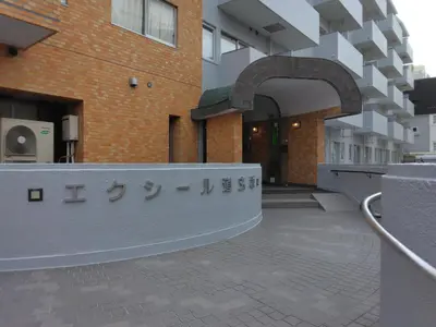 a building with a sign in front of it at \u85e4\u548c\u30a8\u30af\u30b7\u30fc\u30eb\u9053\u7384\u5742d in Tokyo