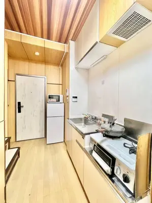 a small kitchen with a stove and a sink at \u6771\u4eac\u4e2d\u5fc3\u5c0f\u578b\u522b\u5885 in Tokyo