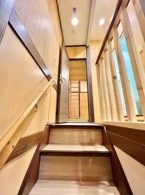 a staircase in a room with a window at \u6771\u4eac\u4e2d\u5fc3\u5c0f\u578b\u522b\u5885 in Tokyo