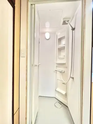 a kitchen with an empty refrigerator in a room at \u6771\u4eac\u4e2d\u5fc3\u5c0f\u578b\u522b\u5885 in Tokyo