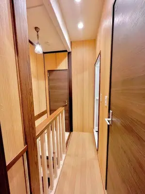a hallway with a wooden door and a staircase at \u6771\u4eac\u4e2d\u5fc3\u5c0f\u578b\u522b\u5885 in Tokyo