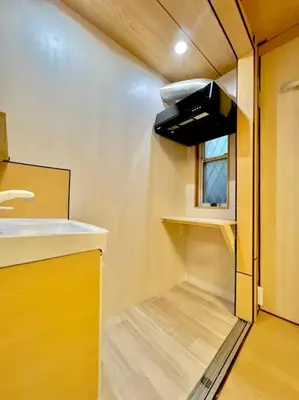 a small bathroom with a sink and a sink at \u6771\u4eac\u4e2d\u5fc3\u5c0f\u578b\u522b\u5885 in Tokyo