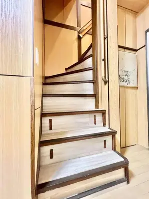 a stairway in a room with a wooden door at \u6771\u4eac\u4e2d\u5fc3\u5c0f\u578b\u522b\u5885 in Tokyo