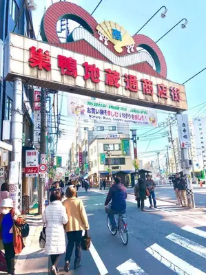 a group of people crossing a busy city street at \u6771\u4eac\u4e2d\u5fc3\u5c0f\u578b\u522b\u5885 in Tokyo
