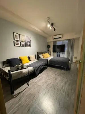 a living room with two beds and a couch at \u65e5\u672c\u306e\u4e0b\u753a\u65b0\u5c0f\u5ca9\u30c7\u30e1\u30c6\u30eb202 in Tokyo
