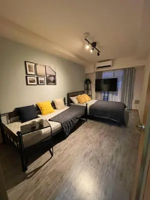 a living room with two beds and a couch at \u65e5\u672c\u306e\u4e0b\u753a\u65b0\u5c0f\u5ca9\u30c7\u30e1\u30c6\u30eb202 in Tokyo