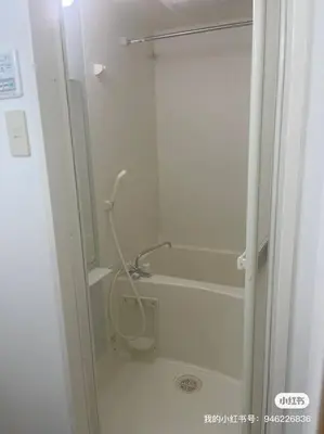 a small bathroom with a shower with a hose at \u65e5\u672c\u306e\u4e0b\u753a\u65b0\u5c0f\u5ca9\u30c7\u30e1\u30c6\u30eb202 in Tokyo