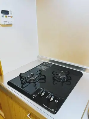 a black stove top oven sitting on top of a counter at \u65e5\u672c\u306e\u4e0b\u753a\u65b0\u5c0f\u5ca9\u30c7\u30e1\u30c6\u30eb202 in Tokyo