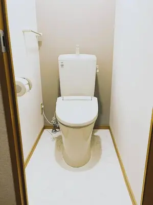 a small bathroom with a toilet in a stall at \u65e5\u672c\u306e\u4e0b\u753a\u65b0\u5c0f\u5ca9\u30c7\u30e1\u30c6\u30eb202 in Tokyo