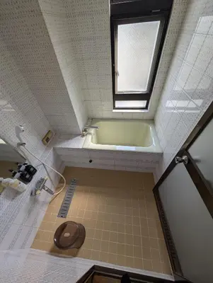 a bathroom with a bath tub and a window at \u6700\u59279\u540d\u5bbf\u6cca \u6771\u4eac\u306e\u4e2d\u5fc3\u5730 Okachimachi Staypia in Tokyo