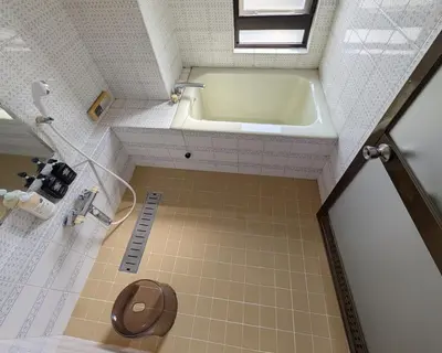 a bathroom with a tub and a toilet and a sink at \u6700\u59279\u540d\u5bbf\u6cca \u6771\u4eac\u306e\u4e2d\u5fc3\u5730 Okachimachi Staypia in Tokyo