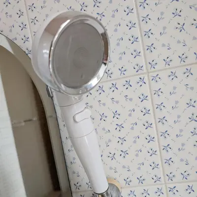 a mirror on a wall in a bathroom at \u6700\u59279\u540d\u5bbf\u6cca \u6771\u4eac\u306e\u4e2d\u5fc3\u5730 Okachimachi Staypia in Tokyo