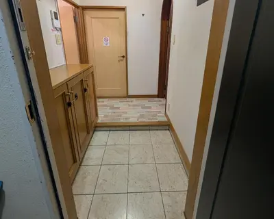 a hallway with a door and a tile floor at \u6700\u59279\u540d\u5bbf\u6cca \u6771\u4eac\u306e\u4e2d\u5fc3\u5730 Okachimachi Staypia in Tokyo