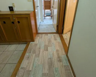 a hallway leading into a kitchen with a wooden floor at \u6700\u59279\u540d\u5bbf\u6cca \u6771\u4eac\u306e\u4e2d\u5fc3\u5730 Okachimachi Staypia in Tokyo
