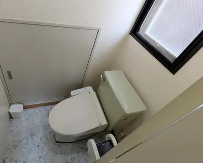 a small bathroom with a toilet and a window at \u6700\u59279\u540d\u5bbf\u6cca \u6771\u4eac\u306e\u4e2d\u5fc3\u5730 Okachimachi Staypia in Tokyo