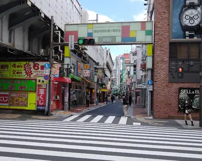 a busy city street with a crosswalk in a city at \u6700\u59279\u540d\u5bbf\u6cca \u6771\u4eac\u306e\u4e2d\u5fc3\u5730 Okachimachi Staypia in Tokyo