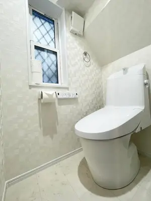 a bathroom with a toilet and a window at japan house JCA\u99c5\u5f92\u6b693\u5206 \u30f4\u30a3\u30e9\u8cb8\u5207\u304a\u3057\u3083\u308c\u306a\u7a7a\u9593 in Tokyo