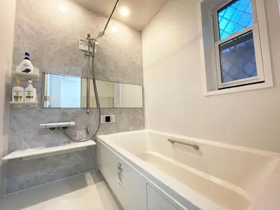 a bathroom with a tub and a sink and a window at japan house JCA\u99c5\u5f92\u6b693\u5206 \u30f4\u30a3\u30e9\u8cb8\u5207\u304a\u3057\u3083\u308c\u306a\u7a7a\u9593 in Tokyo