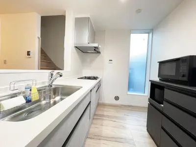 a kitchen with a sink and a microwave at japan house JCA\u99c5\u5f92\u6b693\u5206 \u30f4\u30a3\u30e9\u8cb8\u5207\u304a\u3057\u3083\u308c\u306a\u7a7a\u9593 in Tokyo