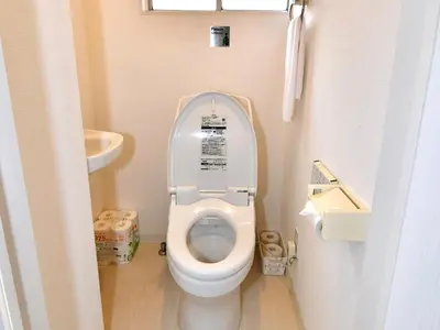 a small bathroom with a toilet with the lid up at Mizunokatachi Nishiarai -\u6c34\u306e\u304b\u305f\u3061 \u897f\u65b0\u4e95 - \u6d45\u8349\u3084\u4e0a\u91ce\u307e\u3067\u7d0420\u5206 \u7121\u6599Wi-Fi 2LDK\u3067\u5bb6\u65cf\u5c64\u306b\u304a\u3059\u3059\u3081 in Tokyo