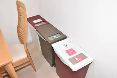 a table with a scale next to a chair at Mizunokatachi Nishiarai -\u6c34\u306e\u304b\u305f\u3061 \u897f\u65b0\u4e95 - \u6d45\u8349\u3084\u4e0a\u91ce\u307e\u3067\u7d0420\u5206 \u7121\u6599Wi-Fi 2LDK\u3067\u5bb6\u65cf\u5c64\u306b\u304a\u3059\u3059\u3081 in Tokyo