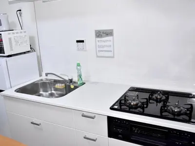 a kitchen with a stove and a sink at Mizunokatachi Nishiarai -\u6c34\u306e\u304b\u305f\u3061 \u897f\u65b0\u4e95 - \u6d45\u8349\u3084\u4e0a\u91ce\u307e\u3067\u7d0420\u5206 \u7121\u6599Wi-Fi 2LDK\u3067\u5bb6\u65cf\u5c64\u306b\u304a\u3059\u3059\u3081 in Tokyo