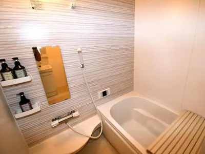 a bathroom with a tub and a toilet and a sink at Mizunokatachi Nishiarai -\u6c34\u306e\u304b\u305f\u3061 \u897f\u65b0\u4e95 - \u6d45\u8349\u3084\u4e0a\u91ce\u307e\u3067\u7d0420\u5206 \u7121\u6599Wi-Fi 2LDK\u3067\u5bb6\u65cf\u5c64\u306b\u304a\u3059\u3059\u3081 in Tokyo