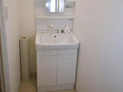 a bathroom with a white sink and a mirror at Mizunokatachi Nishiarai -\u6c34\u306e\u304b\u305f\u3061 \u897f\u65b0\u4e95 - \u6d45\u8349\u3084\u4e0a\u91ce\u307e\u3067\u7d0420\u5206 \u7121\u6599Wi-Fi 2LDK\u3067\u5bb6\u65cf\u5c64\u306b\u304a\u3059\u3059\u3081 in Tokyo