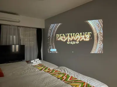 a bedroom with a sign on the wall and a bed at \u65b0\u5c0f\u5ca9\u99c5\u5f92\u6b693\u5206\u30c7\u30e1\u30c6\u30eb301 in Tokyo