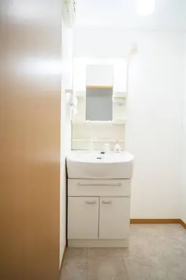 a white bathroom with a sink and a mirror at \u65b0\u5c0f\u5ca9\u99c5\u5f92\u6b693\u5206\u30c7\u30e1\u30c6\u30eb301 in Tokyo