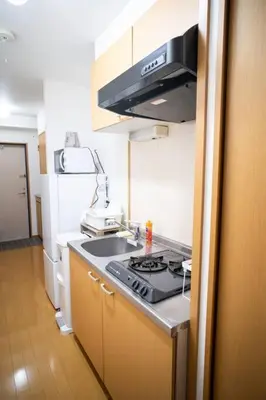 a small kitchen with a sink and a stove at \u65b0\u5c0f\u5ca9\u99c5\u5f92\u6b693\u5206\u30c7\u30e1\u30c6\u30eb301 in Tokyo