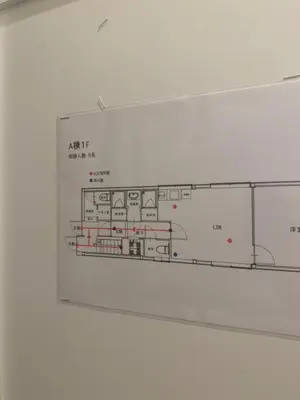 a whiteboard hanging on a wall with a diagram at 1棟貸切 宮元 みやげん in 浅草&雷門 - Miyagen in Asakusa&Kaminarimon- 浅草駅徒歩4分 上野や秋葉原までアクセス良好 最大16名 in Tokyo