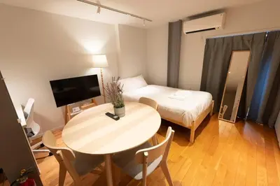a small room with a bed and a table and a bed and a room with at \u30a2\u30f3\u30c9\u30b9\u30c6\u30a4\u6771\u5411\u5cf66\u4e01\u76ee302 Soi house in Tokyo