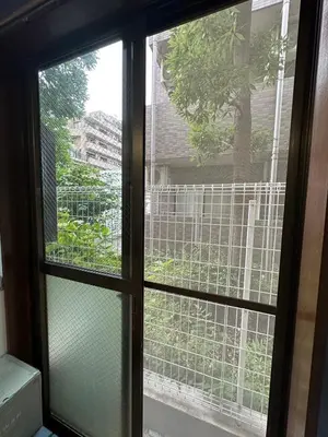 a window with a view of a tree at West Kamata 5 \u897f\u84b2\u672c\u5bb6 in Tokyo