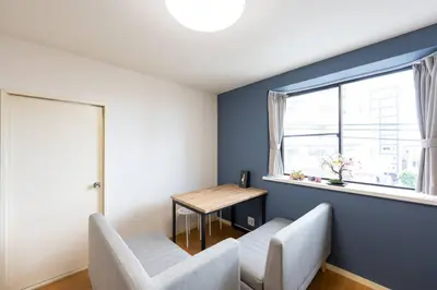 a room with two chairs and a table and a window at \u7acb\u77f35\u4e01\u76eem401 in Tokyo