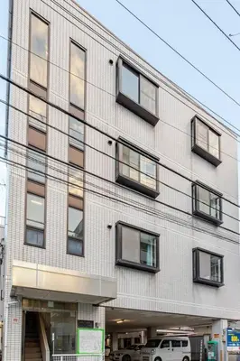 a tall brick building with windows on a street at \u7acb\u77f35\u4e01\u76eem401 in Tokyo
