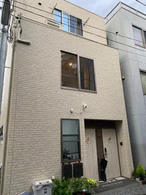 a building with a large window on the side of it at \u4ec1\u6e90\u5bbf in Tokyo