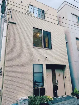 a cat is standing in the window of a building at \u4ec1\u6e90\u5bbf in Tokyo