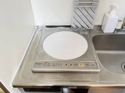 a scale with a white circle on top of a counter at \u5f25\u751f\u753a1\u4e01\u76ee206 in Tokyo