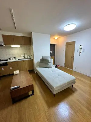 a room with a bed and a table in it at \u6e0b\u8c37\u30e9\u30a4\u30aa\u30f3\u30ba\u30de\u30f3\u30b7\u30e7\u30f3\u9053\u7384\u5742\u4e03 in Tokyo
