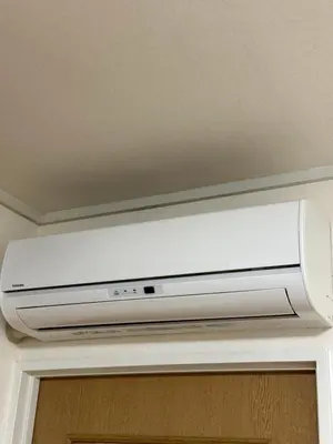 a white television hanging from a ceiling at \u6e0b\u8c37\u30e9\u30a4\u30aa\u30f3\u30ba\u30de\u30f3\u30b7\u30e7\u30f3\u9053\u7384\u5742\u4e03 in Tokyo